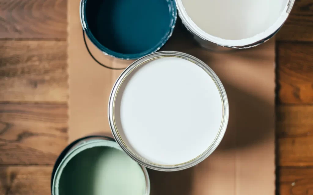 Person sealing an empty paint can with the lid before recycling